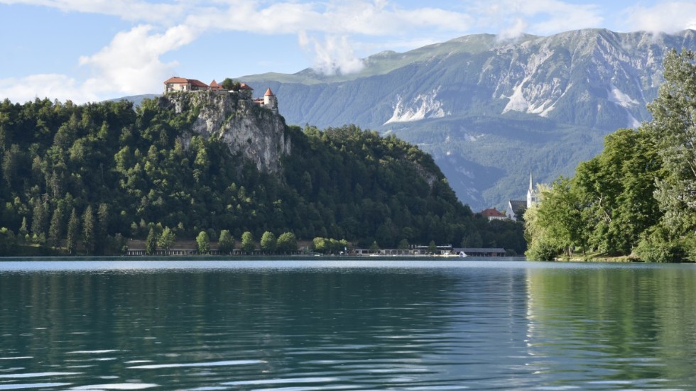 Det medeltida Bled-slottet, med anor från 1000-talet, tronar över den vackra Bled-sjön i nordvästra Slovenien. Sjön och slottet är ett av landets mest populära turistmål.
