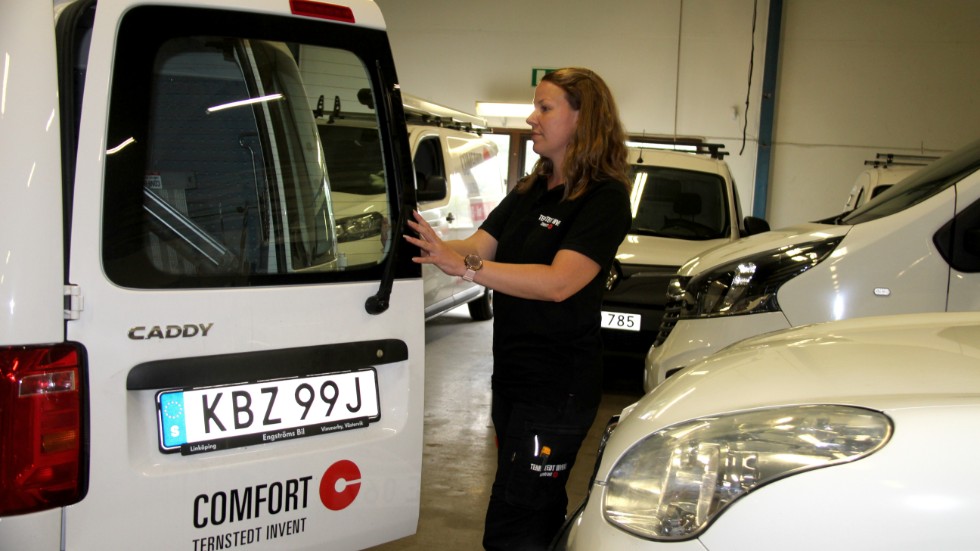 Emelie Andersson, vid Ternstedt Invent AB i Kisa, visar upp de företagsbilar som återigen har utsatts för inbrott.