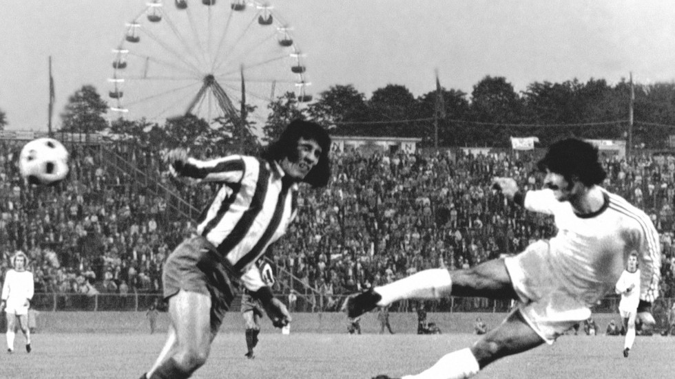 Gerd Müller, till höger, nickar in ett mål mot Atletico Madrid 1974. Arkivbild.