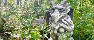 Mystisk staty i skogen – kommunen förnekar kännedom