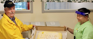 Lions bjuder äldre i Luleå på tårta