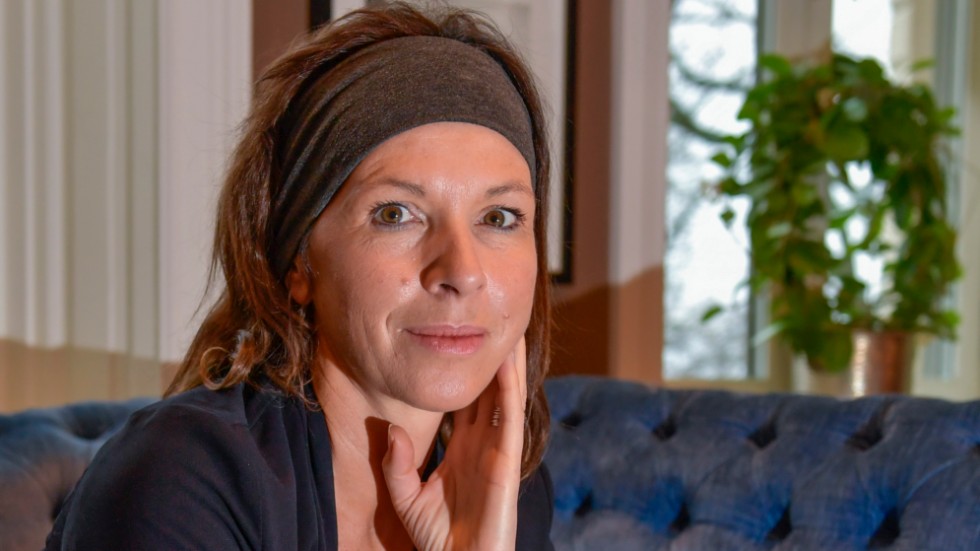Rachel Cusk är en kanadensisk författare som fick sitt stora genombrott med romantrilogin om författaren Faye. På svenska gav hon senast ut boken "Efterbörd" (2020).