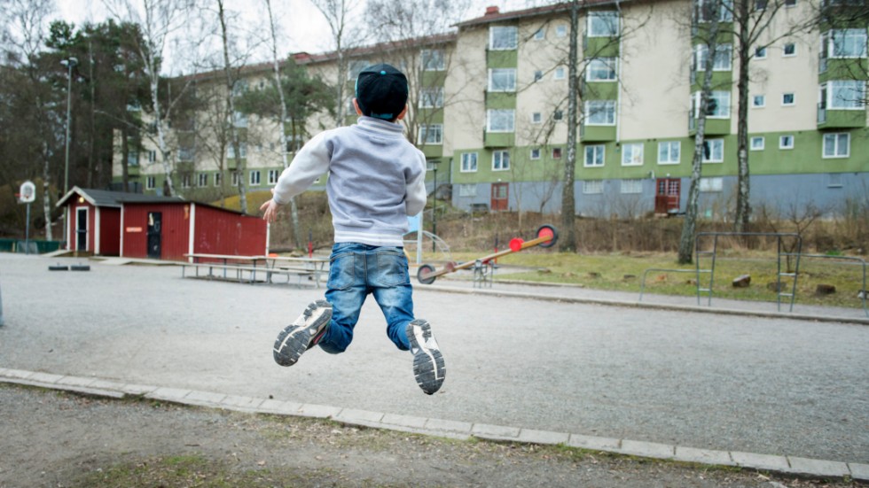 "I utsatta områden har barn sedan en tid tillbaka varit otrygga, men det intressanta är att i de allra flesta bostadsområden i Sverige pågår inte någon öppen kriminalitet. Ändå är även de lugnaste och mest välplanerade bostadsområdenas gårdar, gräsmattor och dungar tomma på barn", skriver Sandra Dahlén.