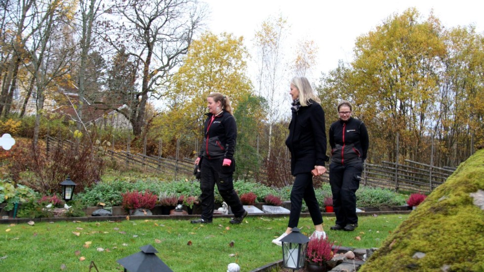 Karolina Jönsson, Anna Rambin och Magdalena Karlsson berättar att flera personer i Horn, sedan våren, kontaktat dem om gravdekorationer som försvunnit.