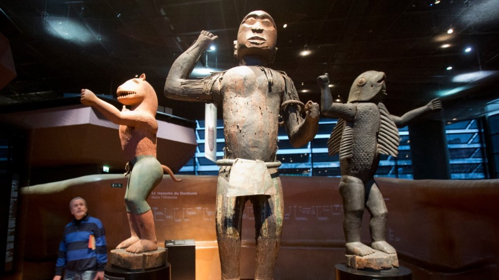 Konstverk från nuvarande Benin i Quai Branly-museumet i Paris. Frankrike har lovat att lämna tillbaka flera afrikanska artefakter. Arkivbild.