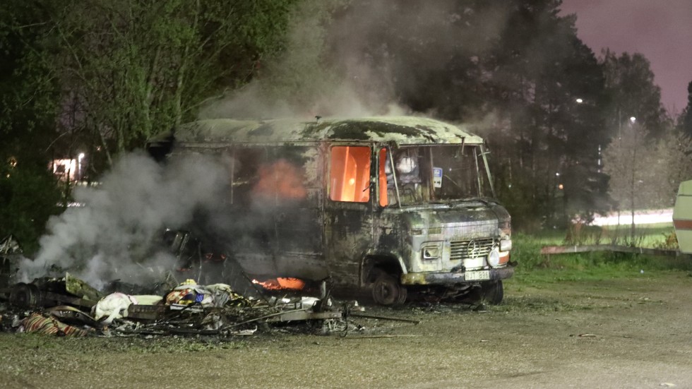 Ett av alla de fordon i Eskilstuna som sattes i brand på söndagskvällen.