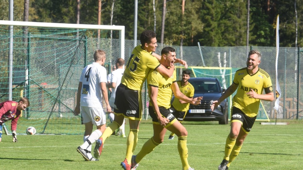 Vladimir Radac jublar ikapp med Joakim Storm och Rickard Thuresson efter sitt 1-0-mål mot Gullringen.