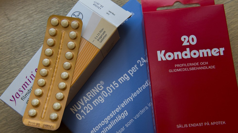 Det finns flera hormonella preventivmedel för tjejer att välja mellan, men för killar finns bara kondomer.