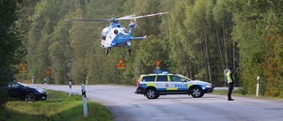 Bil krockade med träd – en till sjukhus med helikopter