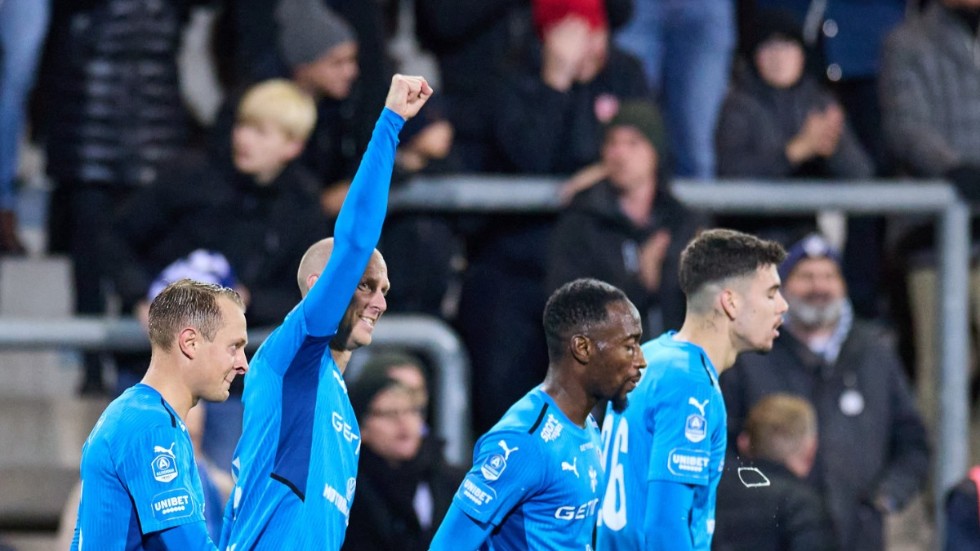 Halmstads Andreas Johansson, tvåa från vänster, jublar med lagkamrater efter 1–0 i torsdagens match mot AIK.