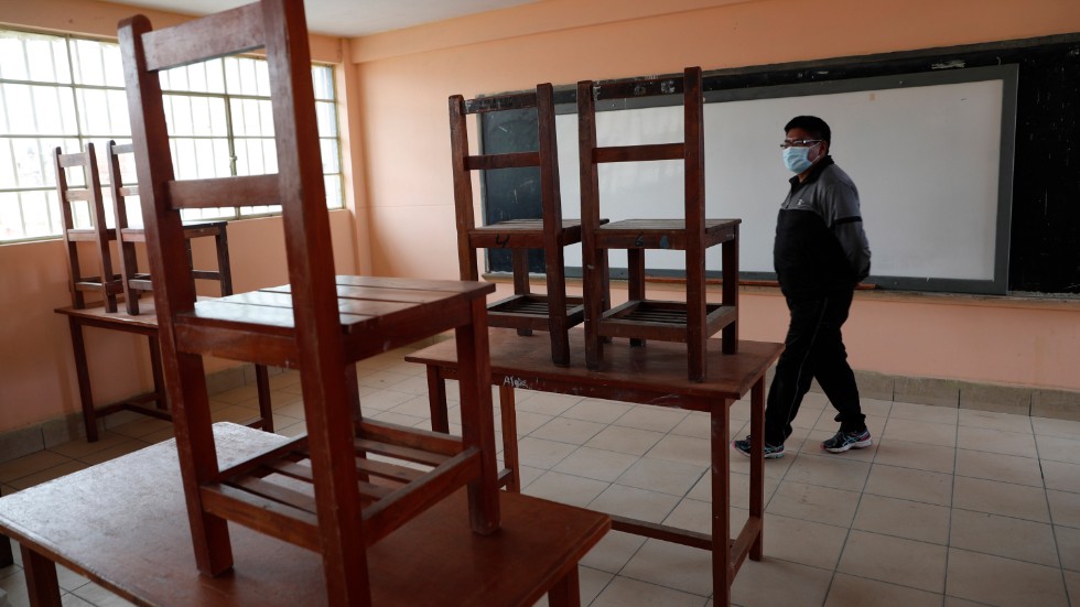 En lärare i ett tomt klassrum i El Alto, Bolivia, där distansundervisning bedrivits under stora delar av pandemin. Bild från februari.