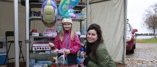 Knallarna tillbaka efter ett år utan marknad – Vera, 6 år, fick sina efterlängtade ballonger