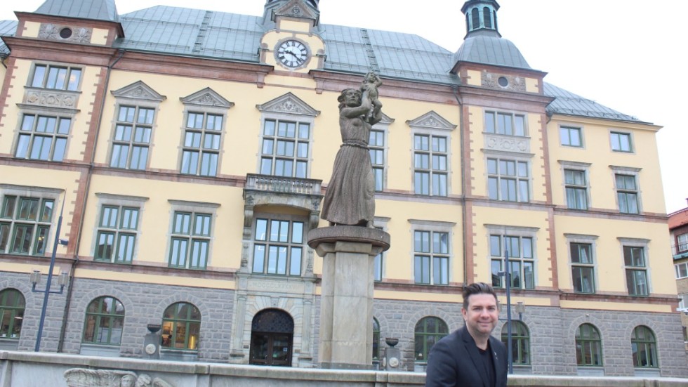 Jimmy Jansson är född 1978. Här står han på Fristadstorget i Eskilstuna framför fontänskulpturen "Arbetets ära och glädje" av Ivar Johnsson från 1942 och Stadshuset från 1897.