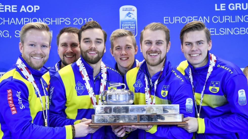 Lag Niklas Edin tog EM-guld i Helsingborg i november 2019. Från vänster Niklas Edin, Fredrik Lindberg (tränare), Oskar Eriksson, Daniel Magnusson (reserv), Rasmus Wranå och Christoffer Sundgren. Arkivbild.