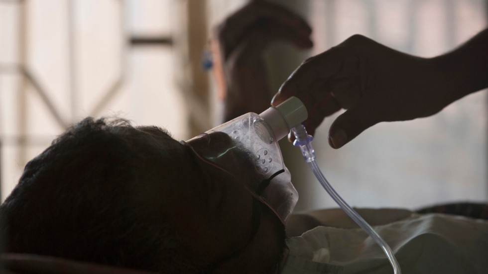 En patient behandlas för tbc på ett sjukhus i Hyderabad i Indien. Arkivbild.