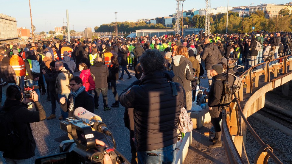 Aktivister och hamnarbetare demonstrerar i hamnen i Trieste.