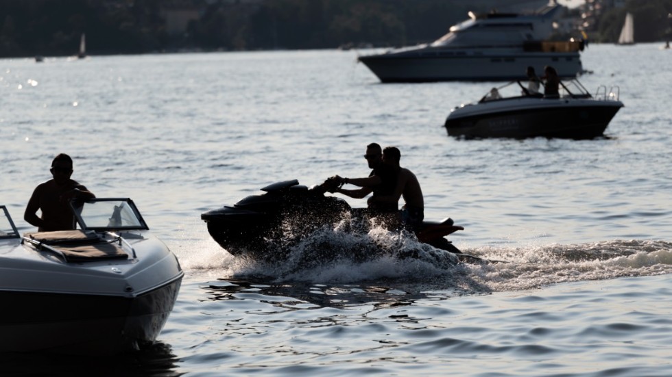 Såväl allmänhet som yrkessjöfarten rapporterar problem med vattenskotrar längs med hela kusten, enligt Kustbevakningen. På bilden Hornsbergs strand i Stockholm. Arkivbild.