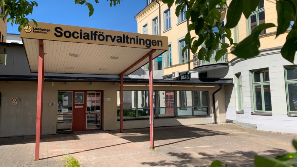 I Linköpings kommun har socialtjänsten blivit av med resurser år efter år trots kommunens överskott. Det drabbar de anställda, men i slutänden också samhällets mest utsatta som är i behov av stöd, skriver debattörerna.