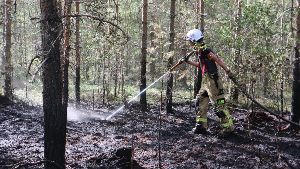 Rebecca Ovedal jobbar med eftersläckningen efter en av de båda misstänkt anlagda skogsbränderna vid flygplaten.