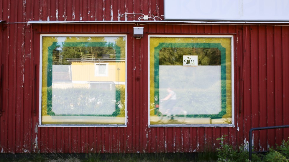 Många orter i Sverige saknar eller har långt till grundläggande tjänster. Här är en igenbommad lanthandel i Kalix kommun. Arkivbild.