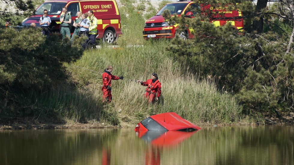 Räddningstjänsten, polis och bärgare på plats i Lomma för att ta hand om bilen i dammen.