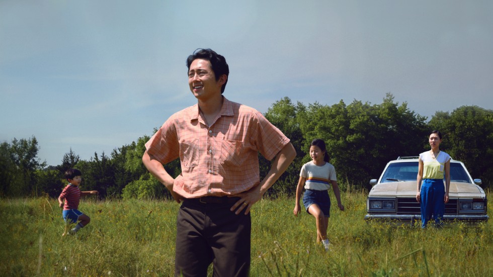 "Minari" är en djupt personlig film som skildrar den sydkoreanska familjen Yi och deras nya liv i 1980-talets USA, där de i Arkansas ingenstans drömmer om en egen grönsaksodling. 
