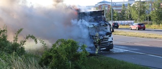 Lastbil brann – förare hann ut