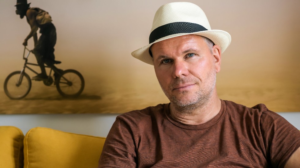 Mattias Löw ligger bakom den kommande filmen "Den röda halsduken" tillsammans med producenten Mathias Fjellström. Pressbild.