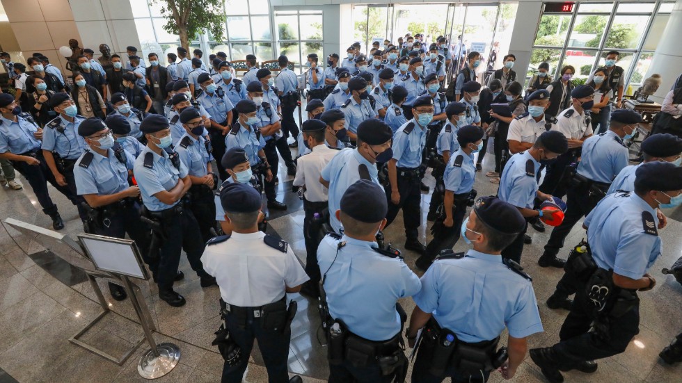 Poliser i Hongkongs ledande prodemokratiska dagstidning Apple Dailys lobby vid ett tillslag den 17 juni. Chefredaktören och flera andra anställda på tidningen greps, med hänvisning till den nationella säkerhetslagen.