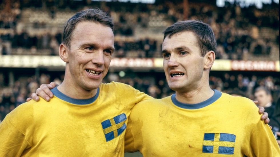 Inge Danielsson, till höger, tillsammans med Agne Simonsson efter träningslandskampen mot Danmark på Råsunda 1966.