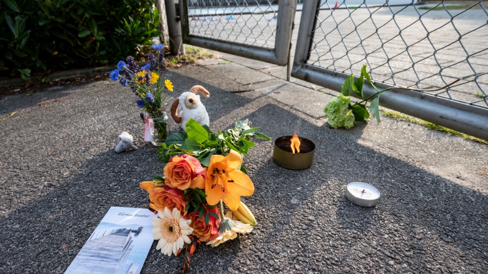 Blommor, ljus och nallar utanför simbassängen där en sexårig pojke dog i augusti 2020. Arkivbild.