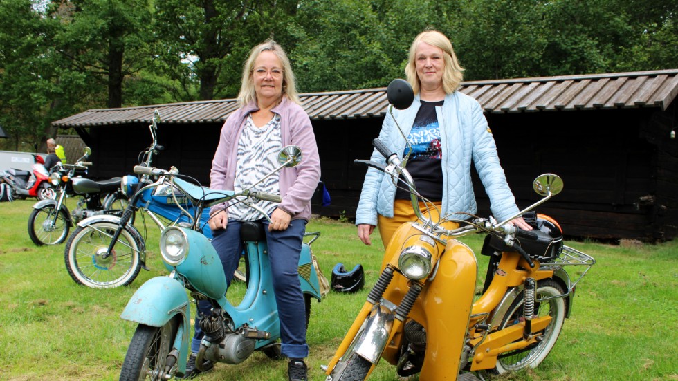 Carina Solnevik och Helene Svensson med sina Crescentmopeder innan start på lördagen. "Så fort man sätter sig på en moped får man en sån frihetskänsla", säger Helene Svensson.