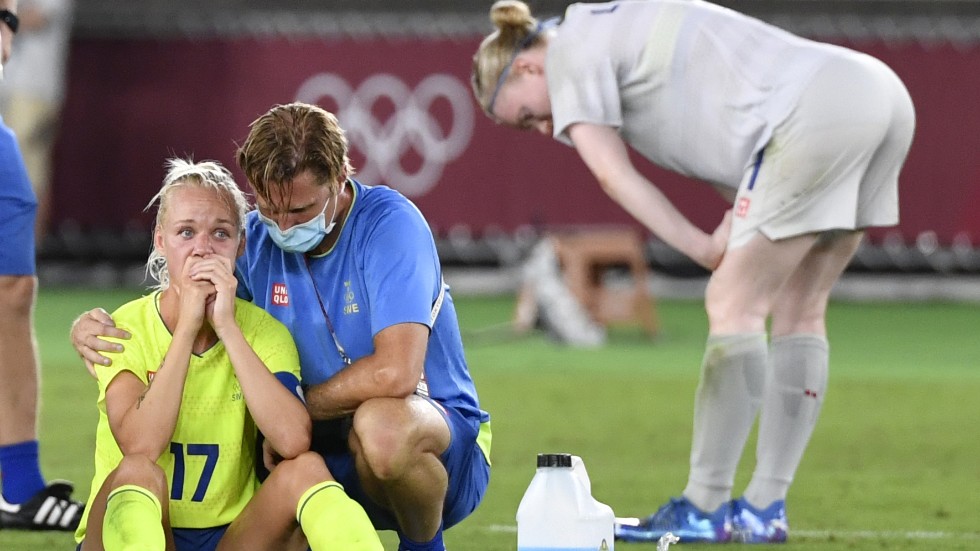 Caroline Seger tröstas av landslagets fotbollspsykologiske rådgivare Rasmus Wallin Tornberg efter OS-finalförlusten och den missade straffen mot Kanada. Hedvig Lindahl deppar i bakgrunden.