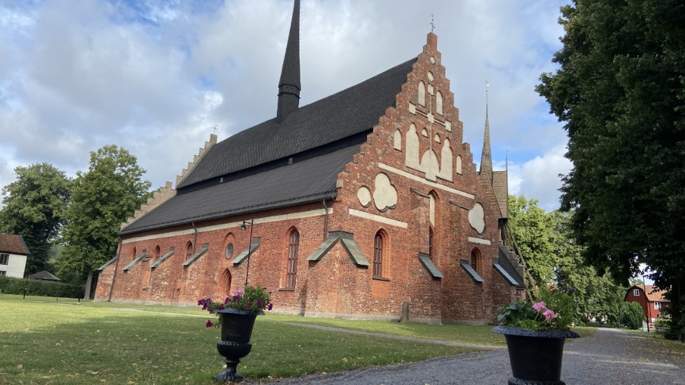 En historisk minigolfbana där man slår bollarna genom St Laurentii kyrka är onödigt tycker Astrid Linde om tanken på en ny minigolfbana med historiska inslag.