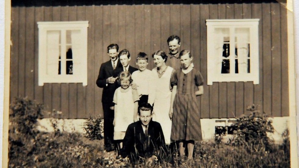 Skribentens farmor och farfar med sex av sina åtta barn, fotograferade på 1930-talet. Längst fram sitter hennes pappas storebror Anders som fyllde 100 år i november 2019.