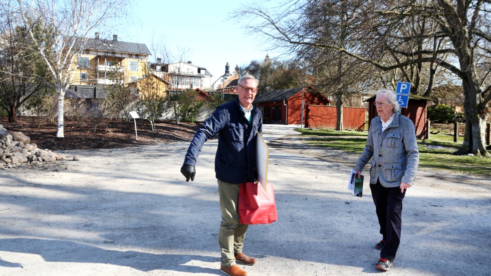 Lars W Grönberg och Lennart Lindgren på platsen för den planerade byggnaden. De ingår tillsammans med Petter Rimfors i den kommitté som arbetar med planerna. 