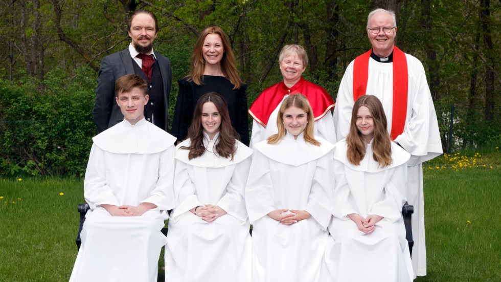 Ungdomarna som konfirmerades i Virserums kyrka på pingstafton tillsammans med ledare och kyrkans personal.