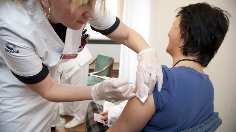Vaccinationen av östgötar fortgår. Snart har hälften av alla länsbor fått sin första spruta.