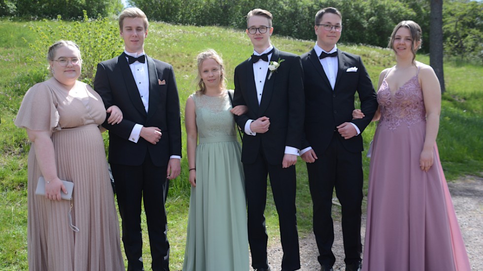 "Det är spännande och roligt med bal, något man inte brukar göra", tyckte det här sällskapet. Fr. v Matilda Elmér, Philip Johansson, Emilia Arvidsson, Tim Svensson, Emil Svensson och Sofie Fransson.