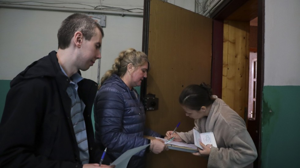 Medlemmar ur ockupationsstyrets valkommission gjorde hembesök för att få människor att rösta i de riggade valen. Bild från Mariupol i Donetsk.