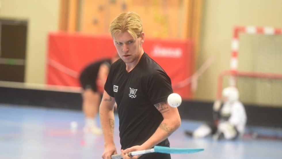 Adam Olofsson var lagkapten för Antvarden i division 2 förra säsongen. Han bidrar med sin fysik och defensiva egenskaper, men hoppas även ta stora steg i det offensiva spelet i Vimmerby.