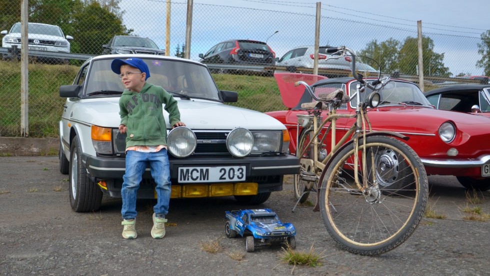 Frans Netteberg, fem år, ställde ut sin egen radiostyrda bil tillsammans med pappa Peters saab och tandemcykel. På vår sajt, www.vimmerbytidning.se, finns drygt 20 bilder från evenemanget.