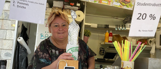 Nikolettas matvagn brann ner – men hon fortsätter laga mat: "Inget ska få hindra mig att sälja min falafel"