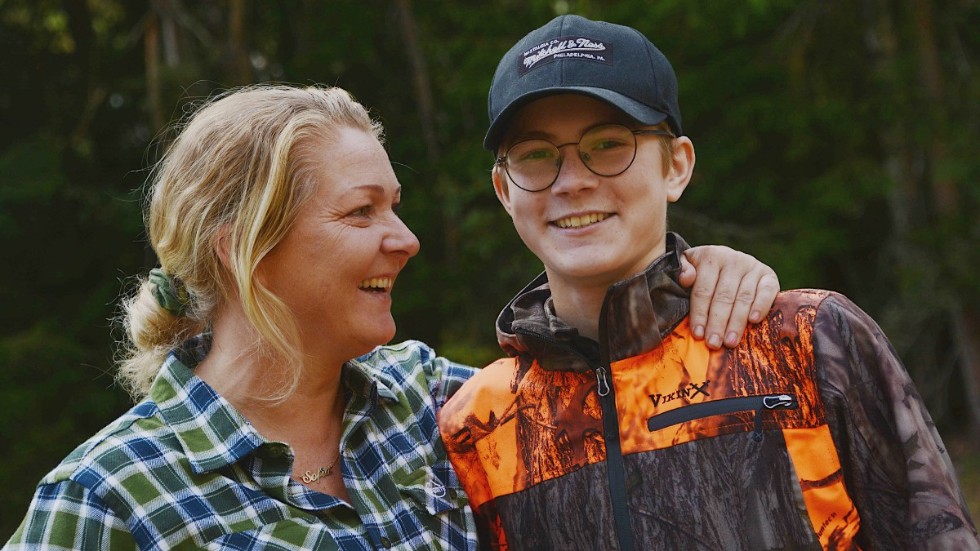 Sofia Nilsson och sonen Rasmus, 15, är två nyexaminerade jägare som nu gör sig redo för älgjakten som drar igång om två veckor. "Vi är ute och har kolla på hur älgarna rör sig och sånt nu" säger de.