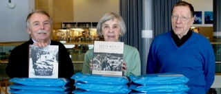 TV- och radiopensionärer donerar böcker till bibliotek