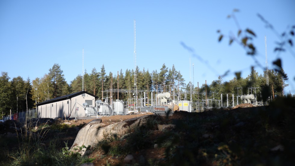 Intill Stångåvallen i Horn ligger den nya transformatorstationen.