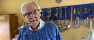 93-årige Gösta gör träkors till konfirmander – "Du har gjort ett minne för livet"