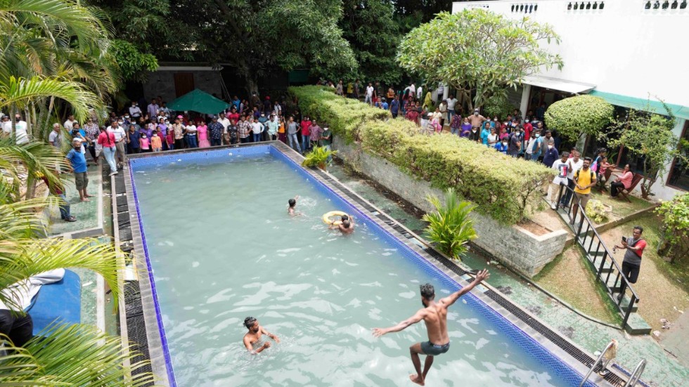 Demonstranter badade i presidentsresidensets pool.