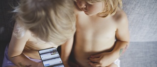 Forskare varnar: Skärmtid för de minsta har skadliga effekter • Så påverkas småbarnen