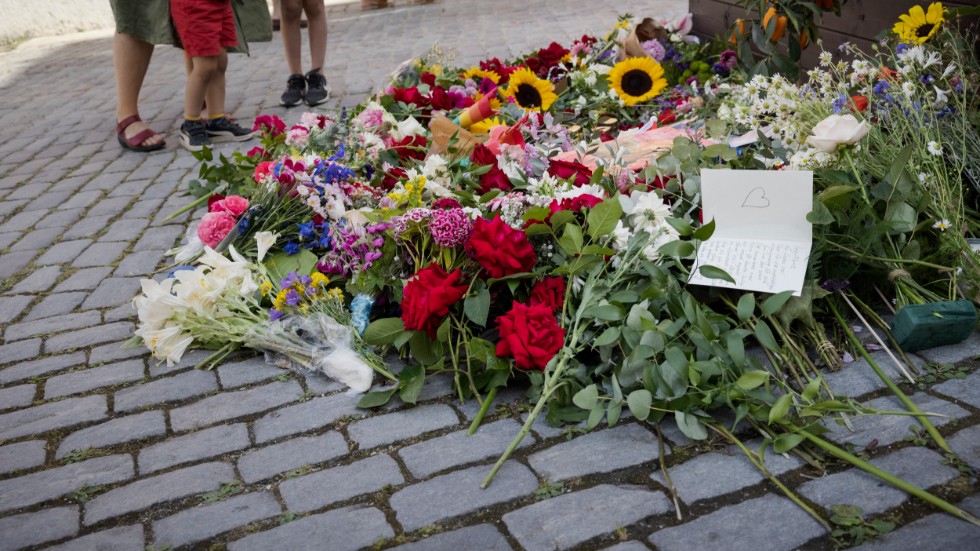 Blommor vid platsen där psykiatrisamordnaren Ing-Marie Wieselgren knivhöggs till döds i centrala Visby under Almedalsveckan. Arkivbild.